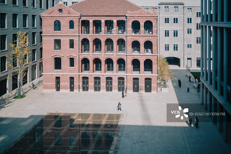 人们在城市的建筑物中行走图片素材