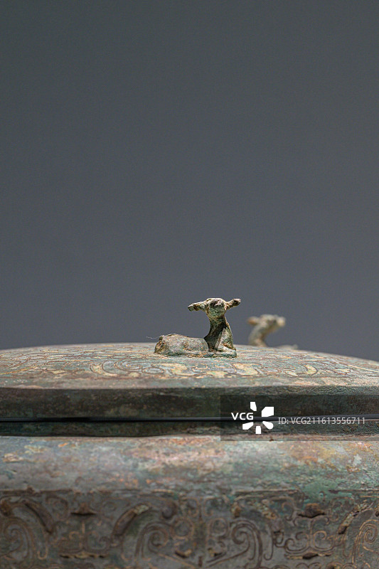 嵌绿松石龙凤纹铜樽_战国_苏州博物馆_铸河山_中国青铜时代的兵器展图片素材
