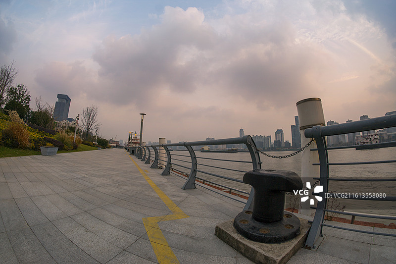 傍晚的上海黄浦江江滨公园都市风光图片素材