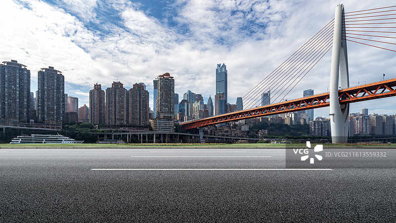 带悬索桥和摩天大楼的城市道路图片素材