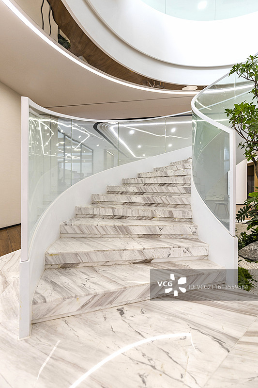 杭州车企接待区中庭旋转楼梯图片素材