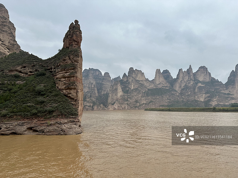 甘肃临夏永靖县炳灵寺黄河三峡丹霞峰丛图片素材
