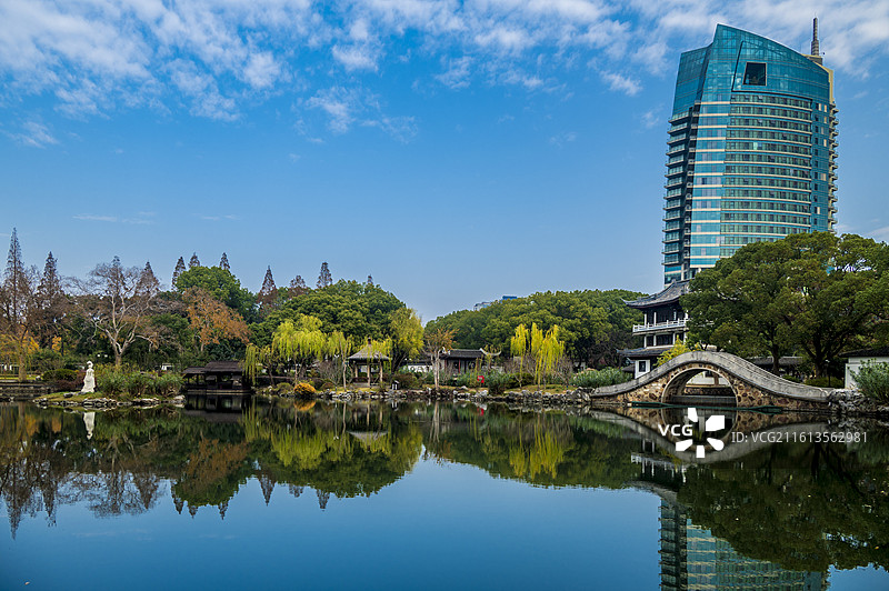 无锡太湖风景区蠡园秋天风光：西施映月和映月桥图片素材