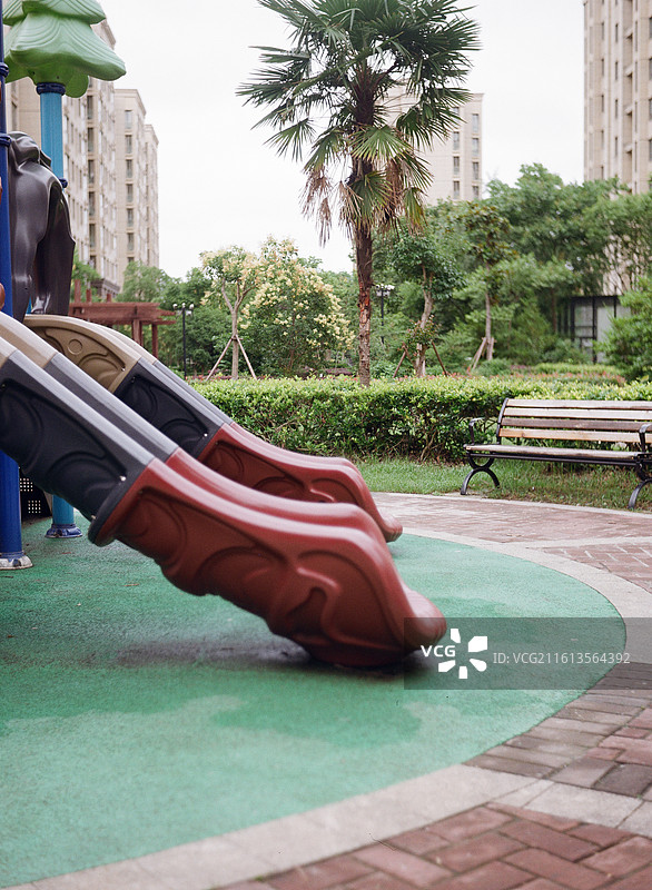 公园里的滑滑梯图片素材