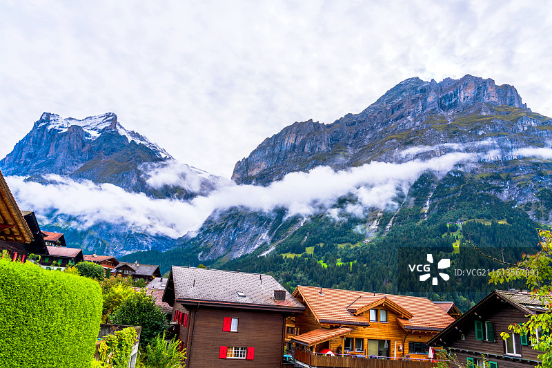 瑞士格林德瓦小镇  雪山下的风景 红色民居图片素材