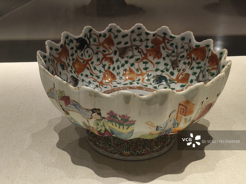 广州十三行博物馆展出的各种古董瓷器。图片素材