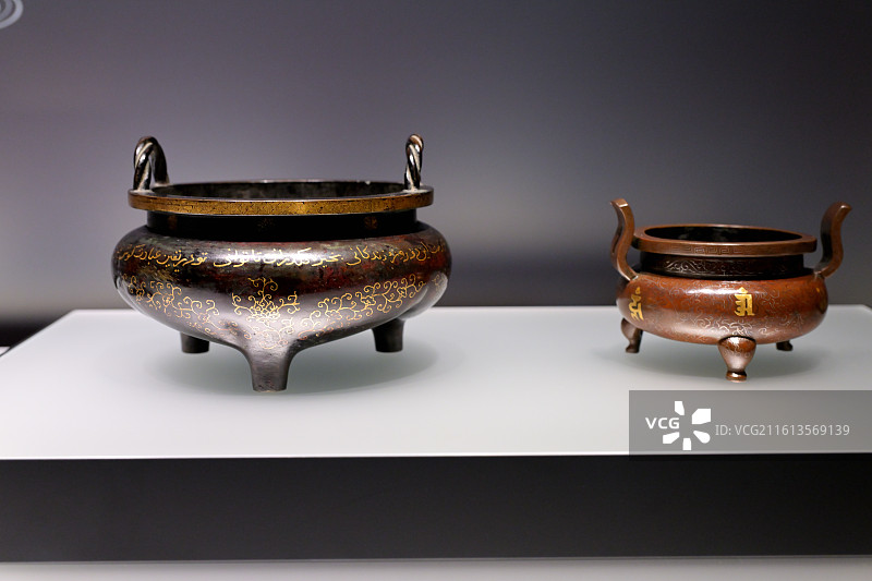 错金波斯文铜鬲式炉，明景泰，首都博物馆藏，文物，融古烁新，宋元明清铜器的复古与创新，上海博物馆东馆展图片素材