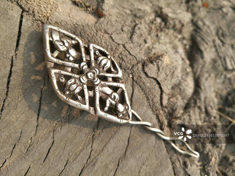 老银首饰品。老金耳环。红玛瑙白玉锁老花轿古董老物件图片素材