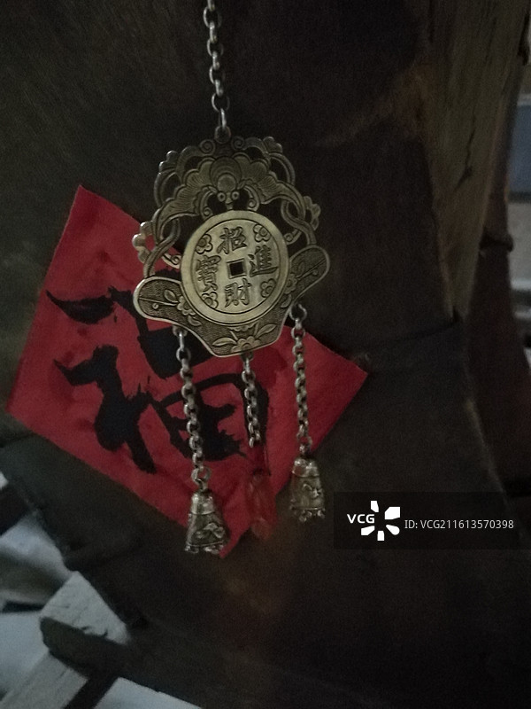 老银首饰品。老金耳环。红玛瑙白玉锁老花轿古董老物件图片素材