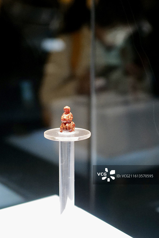 河南洛阳博物馆镇馆之宝血珀骑羊人及石牌图片素材