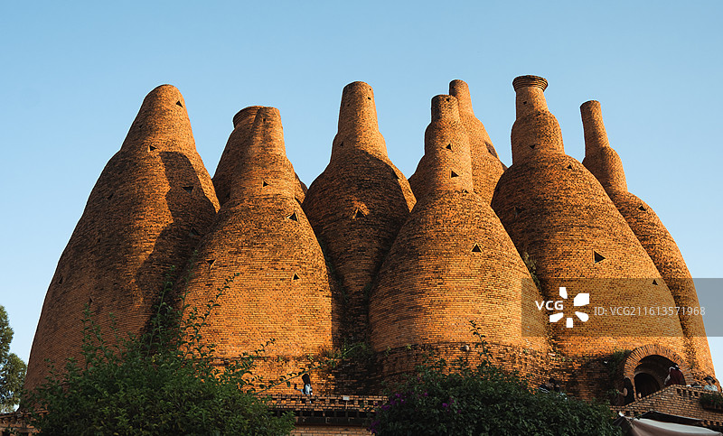 云南弥勒东风韵红砖建筑图片素材