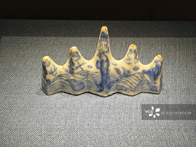 北京市文物交流中心藏明青花人物故事纹笔架图片素材