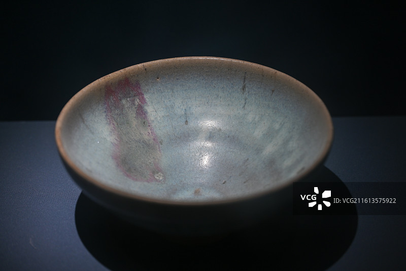 南京博物院藏·宋钧窑天蓝釉玫瑰紫斑碗图片素材