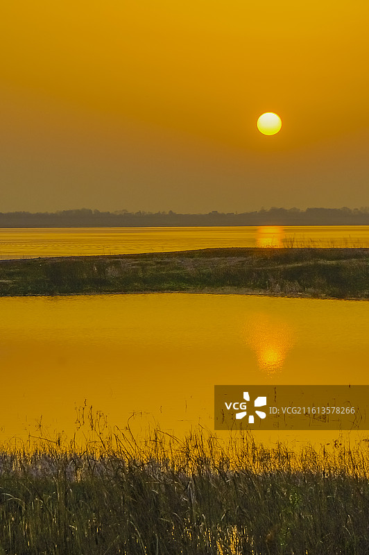 红日，红色的落日，金黄色的晚霞，倒影图片素材