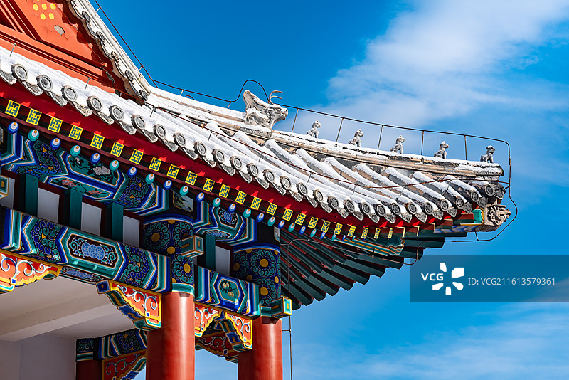 冬天雪后北京大学备斋红四楼屋檐脊兽图片素材