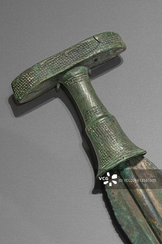 T形柄曲刃铜短剑_春秋_苏州博物馆_铸河山_中国青铜时代的兵器展图片素材
