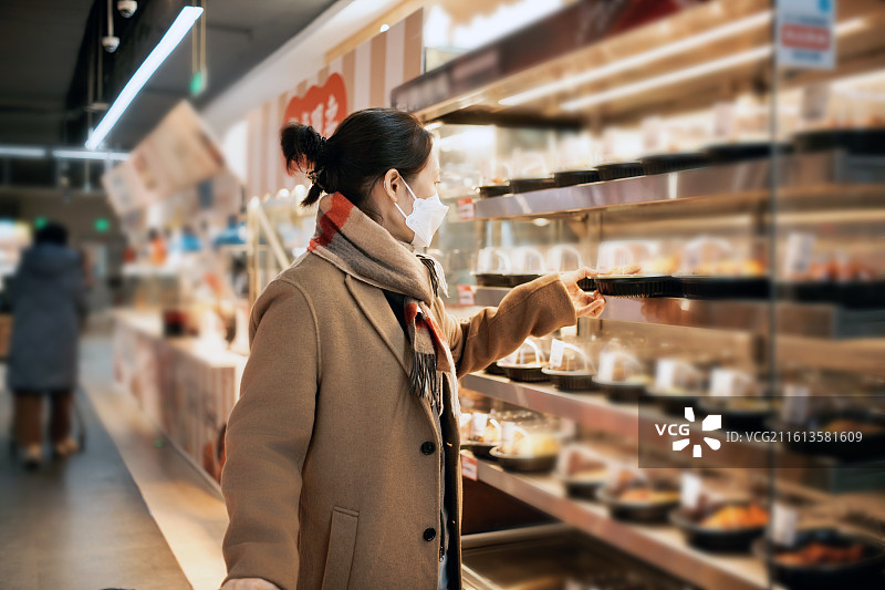 戴口罩的女人在超市购物图片素材
