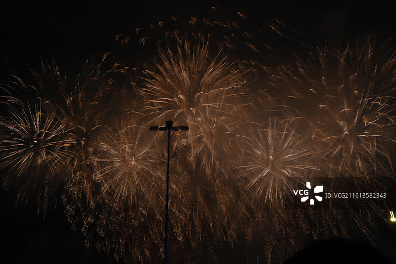 金色的烟花绽放在夜空图片素材