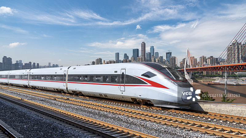 城市轨道上的高速列车图片素材