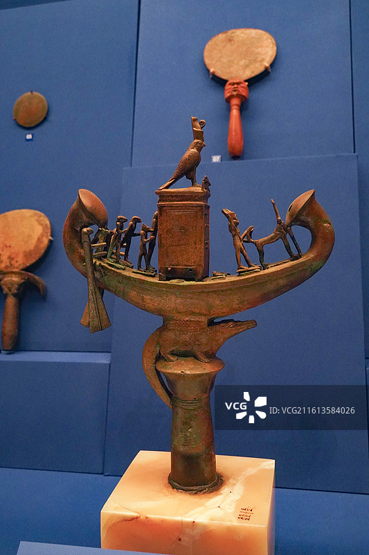 埃及国家博物馆藏后期埃及荷鲁斯圣船铜像图片素材