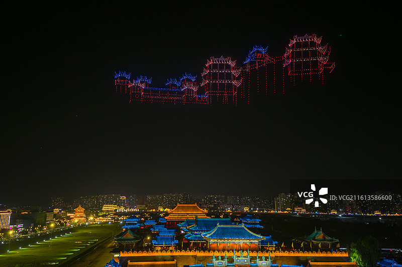 2025年8月，大同古城夜空，由5000架无人机拼成的图案图片素材