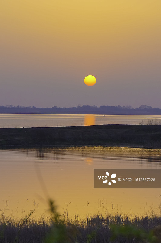 红日，红色的落日，金黄色的晚霞，倒影图片素材
