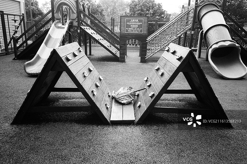 公园里的空椅子图片素材
