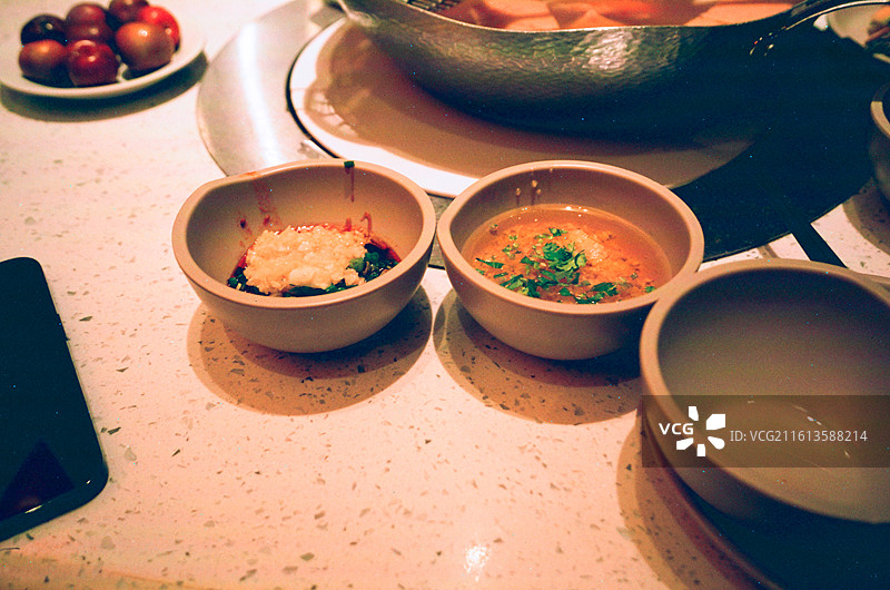 餐桌上碗中食物的高角度视图图片素材