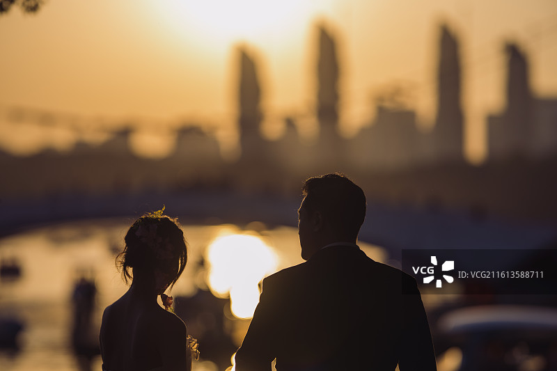 背着背包站在户外的女人的后视图图片素材