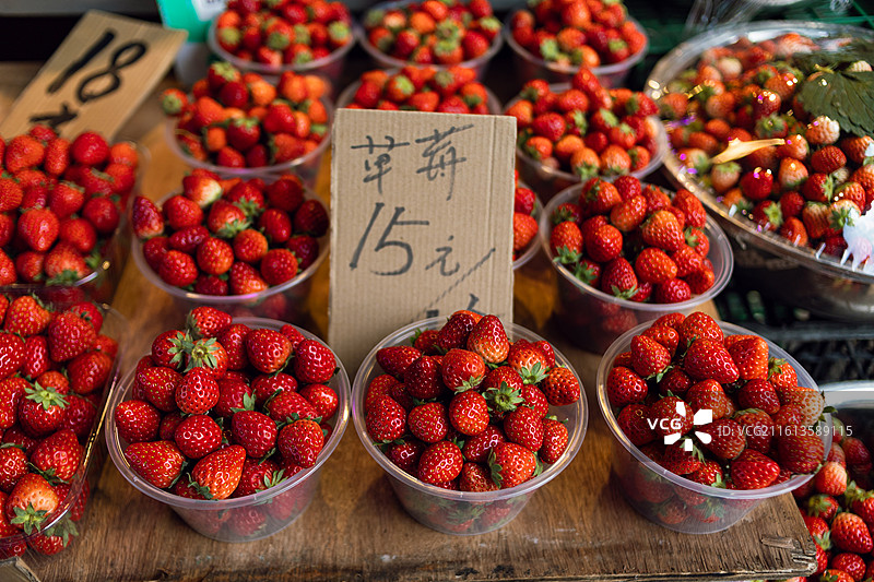 市场售卖的新鲜草莓图片素材