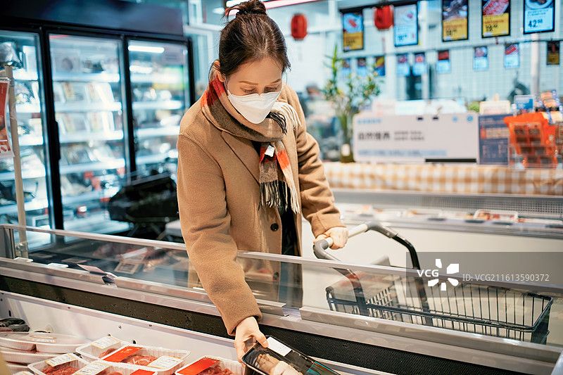 戴口罩的女人在超市购物图片素材