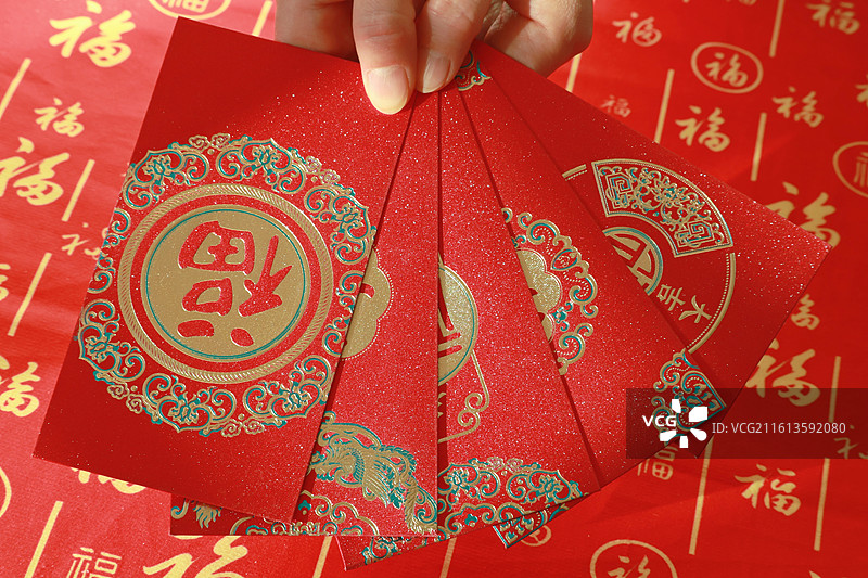 手拿春节过年红包图片素材