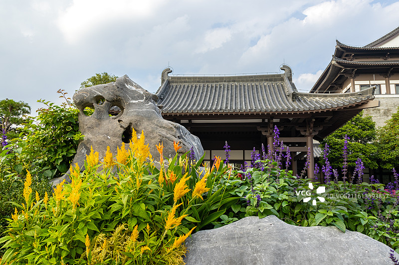 广东广州市文化馆新馆中式庭院繁花似锦图片素材