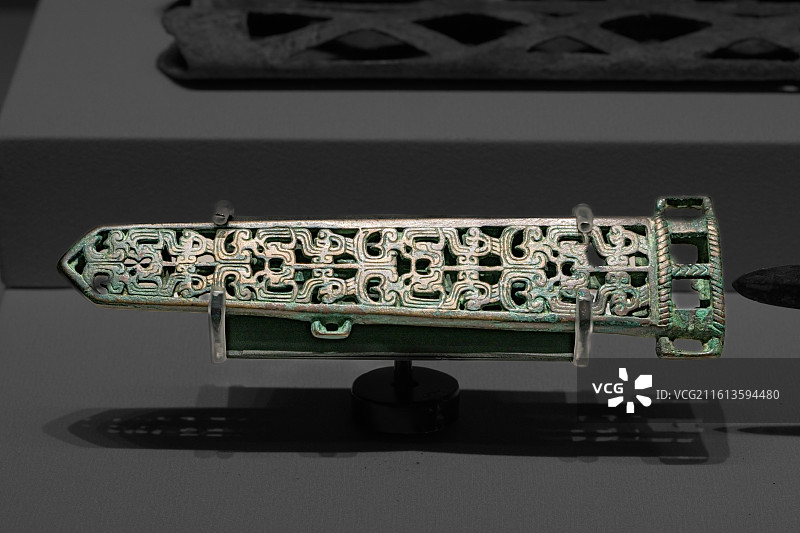 镂空鞘蟠龙纹铜短剑_春秋_苏州博物馆_铸河山_中国青铜时代的兵器展图片素材