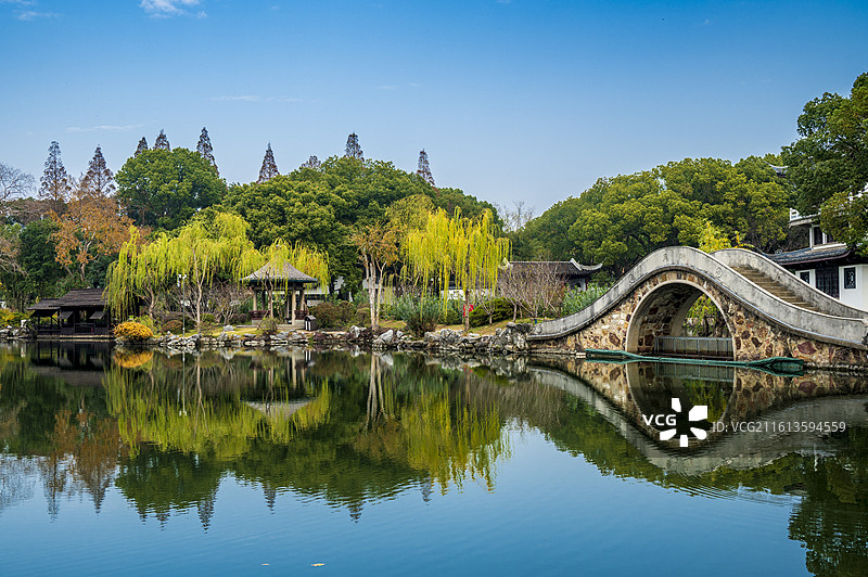 无锡太湖风景区蠡园秋天风光：西施映月和映月桥图片素材