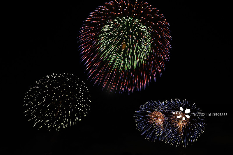 花火大会上的大型烟花绽放瞬间图片素材