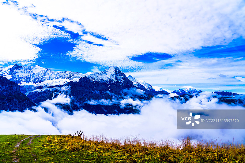 瑞士格林德瓦雪山  白雪皑皑的群山映衬着多云的天空图片素材