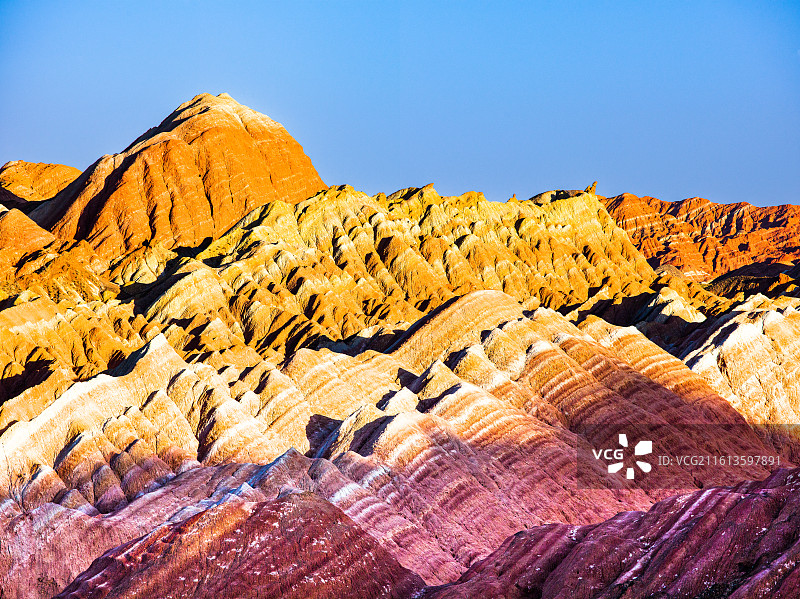 甘肃省张掖市甘州区平山湖蒙古族乡平山大峡谷。画面中，色彩斑斓的山峦层层叠叠。图片素材