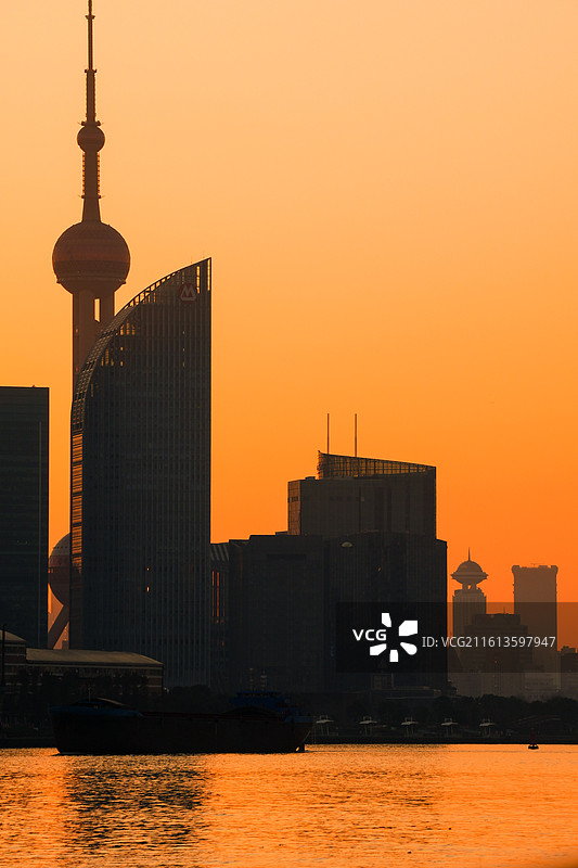 上海杨浦滨江日落黄昏晚霞落日夜景城市陆家嘴地标建筑风景图片素材