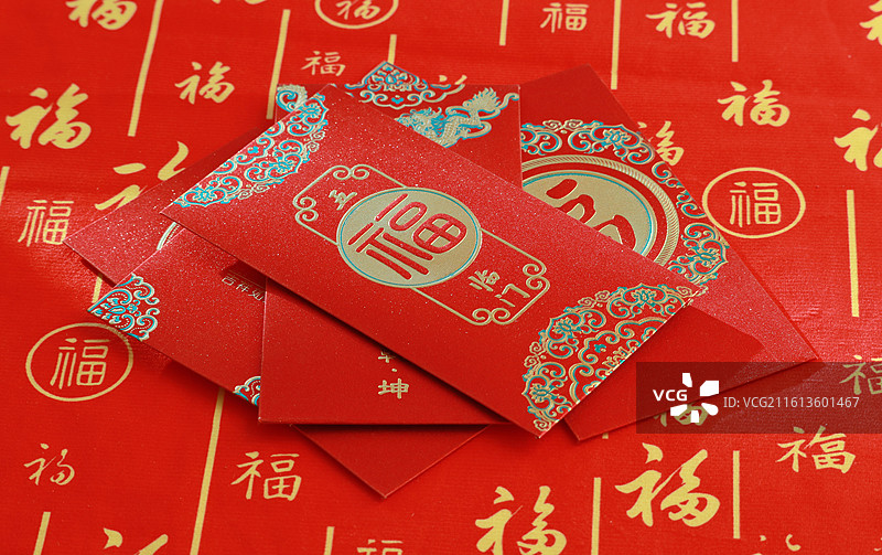 摆放在桌上的春节过年红包图片素材