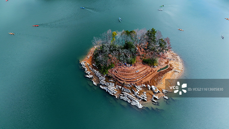 心岛湖舟行图片素材