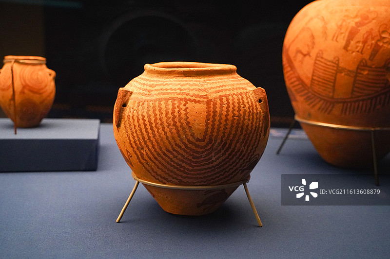埃及国家博物馆藏前王朝时期水纹陶罐图片素材