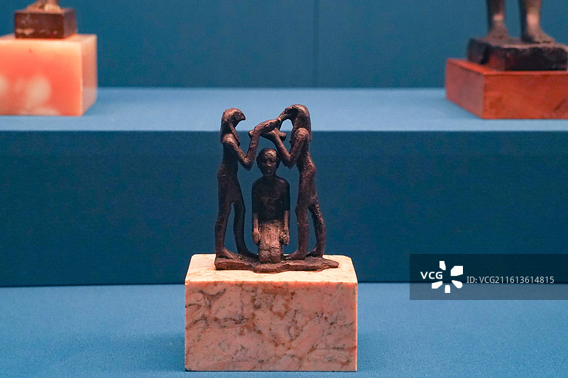 埃及国家博物馆藏后埃及时期青铜荷鲁斯与图特护身符图片素材