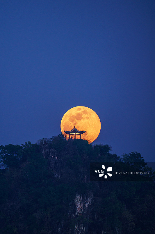 摘星亭邂逅超级满月图片素材