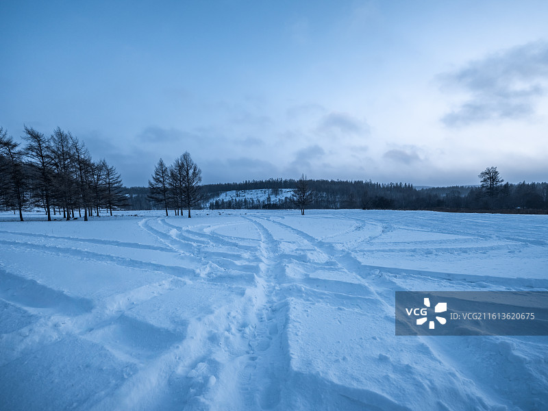 冬季阿尔山雪山上的车轮胎印，雪地轮胎印，雪地，汽车背景，汽车拉力赛，冬季，雪景图片素材