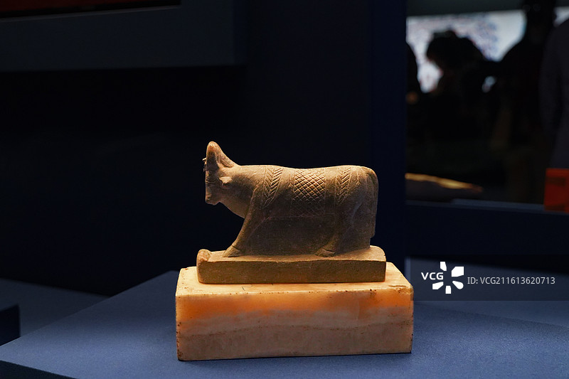 埃及国家博物馆藏后期埃及阿匹斯神牛站像图片素材