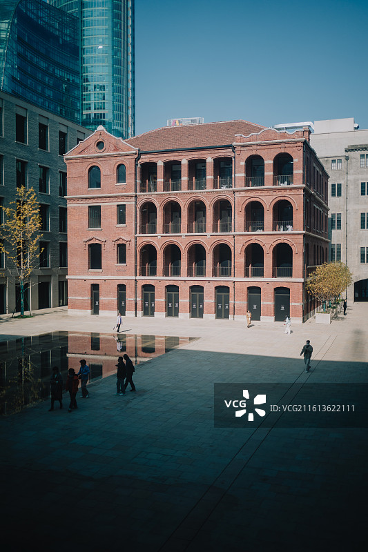 人们在城市的建筑物中行走图片素材