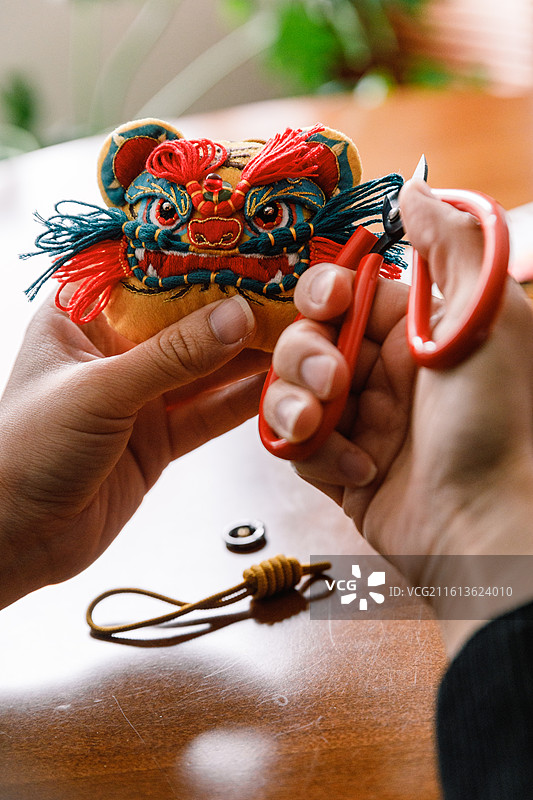 制作中式传统手工刺绣布艺老虎香囊布老虎挂件图片素材