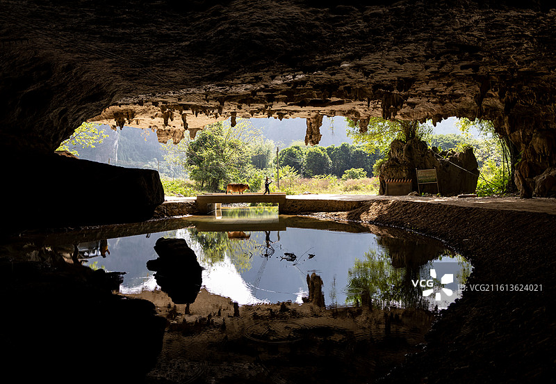 溶洞里的视觉图片素材