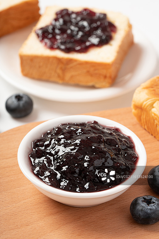 碟子里的蓝莓果酱图片素材